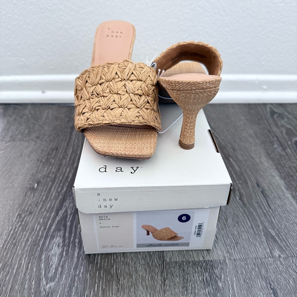 NWT Tan Woven Raffia Heeled Sandals - Picture 9 of 9
